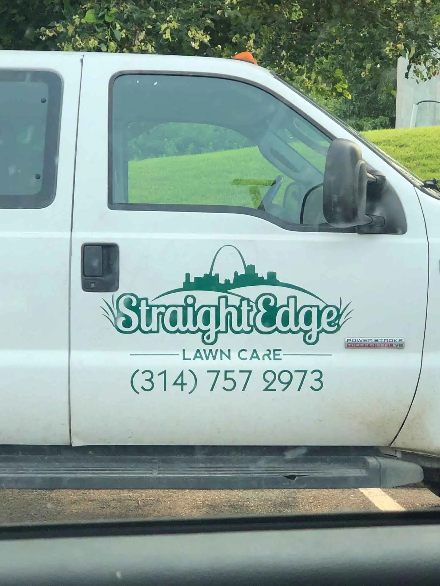 logo for 00459-straight-edge-lawn-care.webp